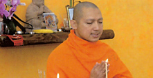 Zur Weihung wurden buddhistische Texte rezitiert