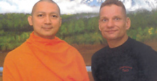 Mönch Phramaha Anusk Candasilo und Sensei Oli